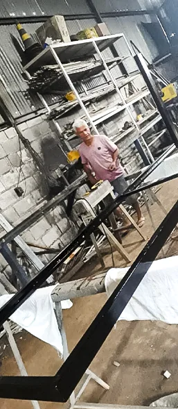 Seu Último criando um galpão